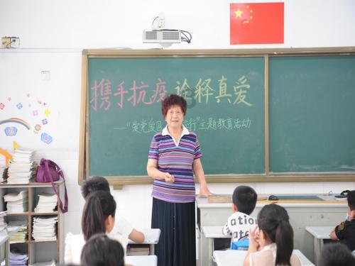 甜美奥莉吃甜点